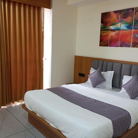 Hotel R K Villa Ahmedabad Eksteriør billede